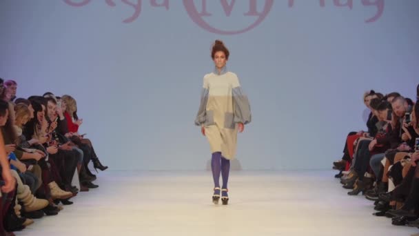 Modeshow. Vrouw model op de catwalk. Modellen. Langzame beweging — Stockvideo