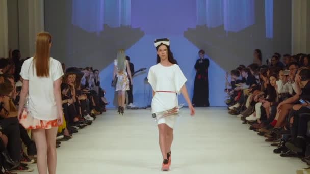 Modeshow. Vrouw model op de catwalk. Modellen. Langzame beweging — Stockvideo