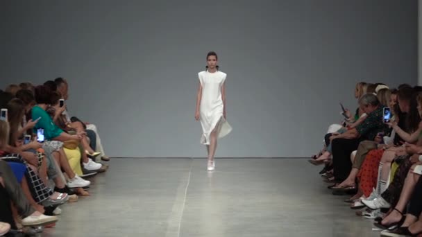 Divatbemutató. Női modell a kifutón. Modellek. Lassú mozgás. — Stock videók