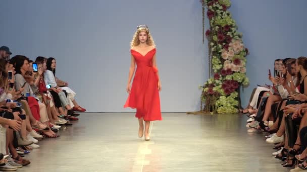 Modeshow. Vrouw model op de catwalk. Modellen. Langzame beweging — Stockvideo