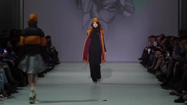 Modeshow. Vrouw model op de catwalk. Modellen. Langzame beweging — Stockvideo