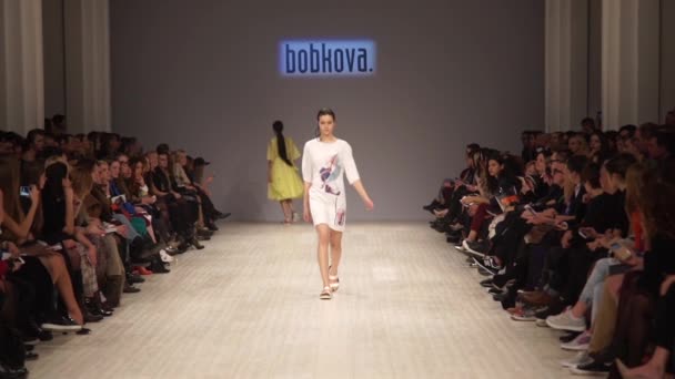 Fashion show. Woman model on the catwalk. Models. Slow motion — 비디오