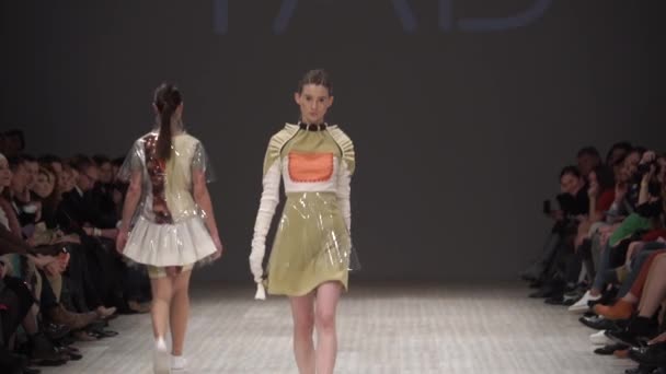 Fashion show. Woman model on the catwalk. Models. Slow motion — ストック動画