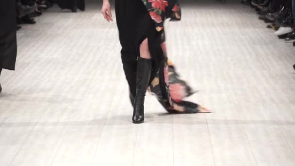 Fashion show. Woman model on the catwalk. Models. Slow motion — ストック動画