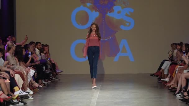 Desfile de moda. Modelo de mulher na passarela. Modelos. Movimento lento — Vídeo de Stock