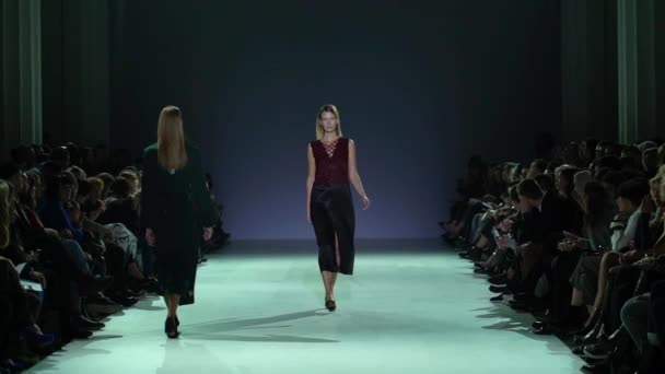 Fashion show. Woman model on the catwalk. Models. Slow motion — ストック動画
