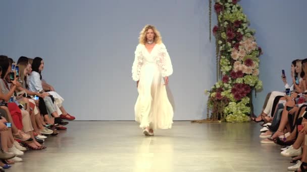 Fashion show. Woman model on the catwalk. Models. Slow motion — ストック動画