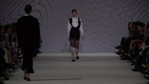 Modeshow. Vrouw model op de catwalk. Modellen. Langzame beweging — Stockvideo