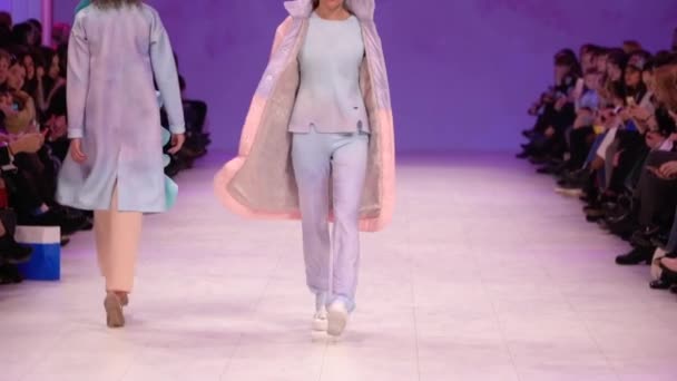 Modeshow. Vrouw model op de catwalk. Modellen. Langzame beweging — Stockvideo