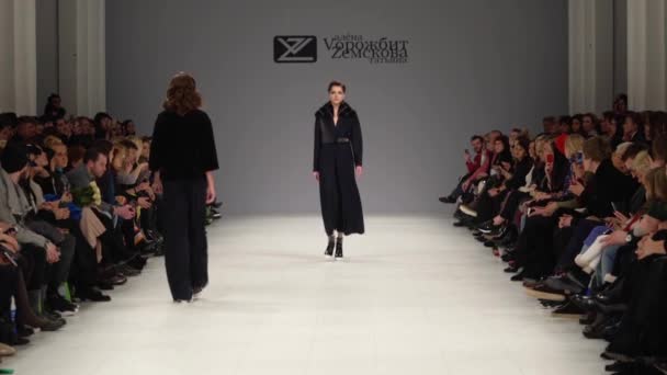 Modeshow. Vrouw model op de catwalk. Modellen. Langzame beweging — Stockvideo