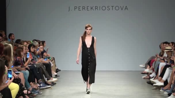 Modeshow. Vrouw model op de catwalk. Modellen. Langzame beweging — Stockvideo