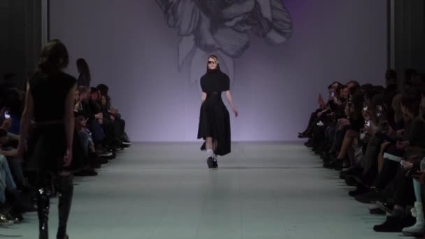 Modeshow. Vrouw model op de catwalk. Modellen. Langzame beweging — Stockvideo