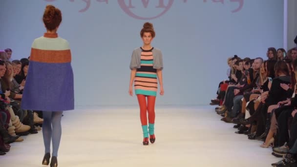 Modeshow. Vrouw model op de catwalk. Modellen. Langzame beweging — Stockvideo