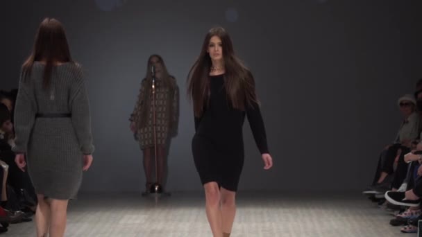 Modeshow. Vrouw model op de catwalk. Modellen. Langzame beweging — Stockvideo