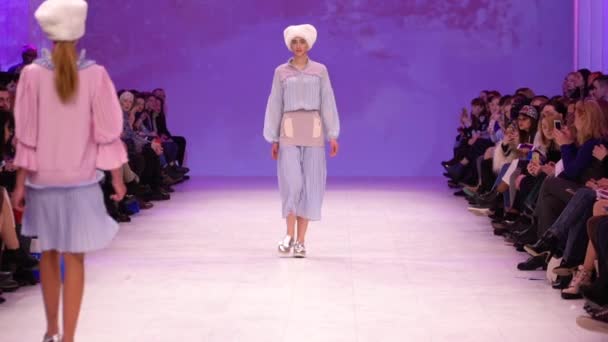 Modeshow. Vrouw model op de catwalk. Modellen. Langzame beweging — Stockvideo