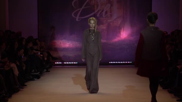 Modeshow. Vrouw model op de catwalk. Modellen. Langzame beweging — Stockvideo