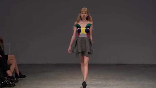 Fashion show. Woman model on the catwalk. Models. Slow motion — Stock Video