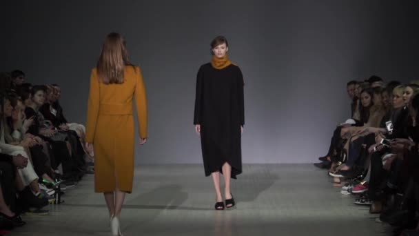 Modeshow. Vrouw model op de catwalk. Modellen. Langzame beweging — Stockvideo