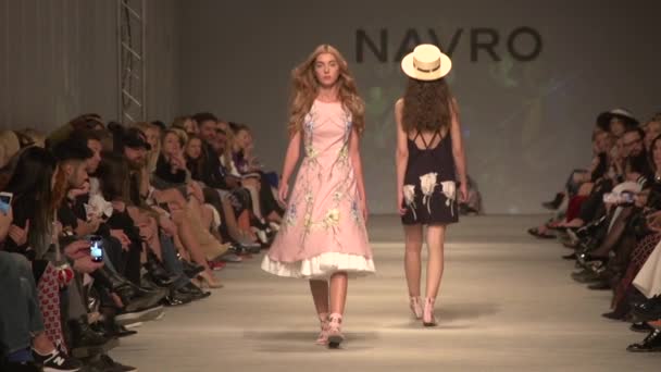 Modeshow. Vrouw model op de catwalk. Modellen. Langzame beweging — Stockvideo