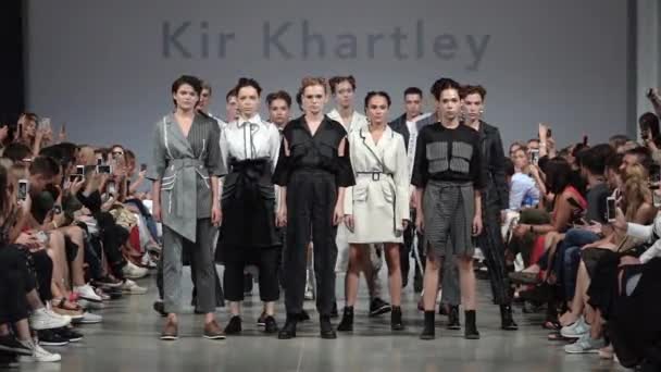 Modeshow. Groep van modellen wandelen op de catwalk. — Stockvideo