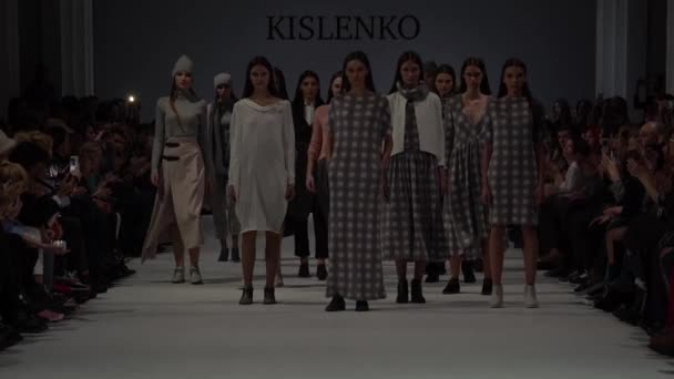 Fashion show. Group of models walking on the catwalk. — Stock Video