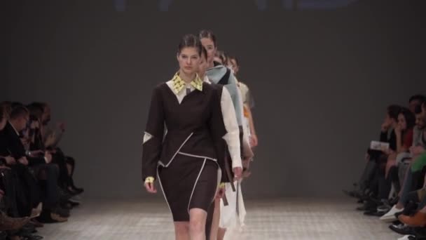 Modeshow. Groep van modellen wandelen op de catwalk. — Stockvideo