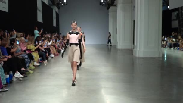 Modeshow. Groep van modellen wandelen op de catwalk. — Stockvideo