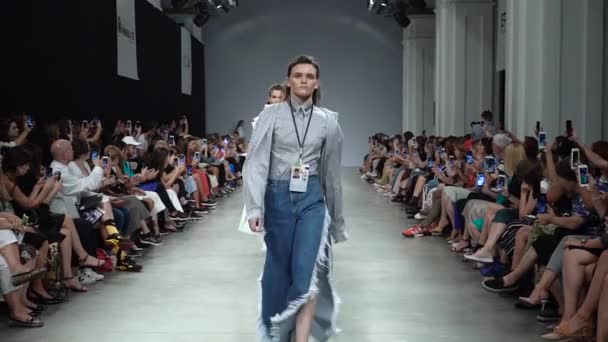 Modeshow. Groep van modellen wandelen op de catwalk. — Stockvideo