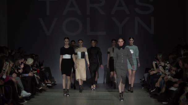 Sfilata. Gruppo di modelle in passerella . — Video Stock