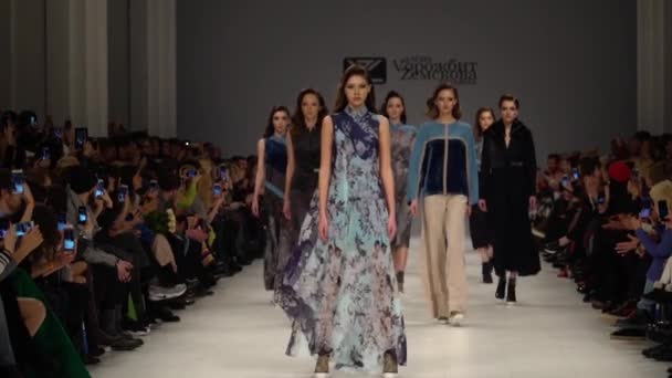 Modeshow. Groep van modellen wandelen op de catwalk. — Stockvideo