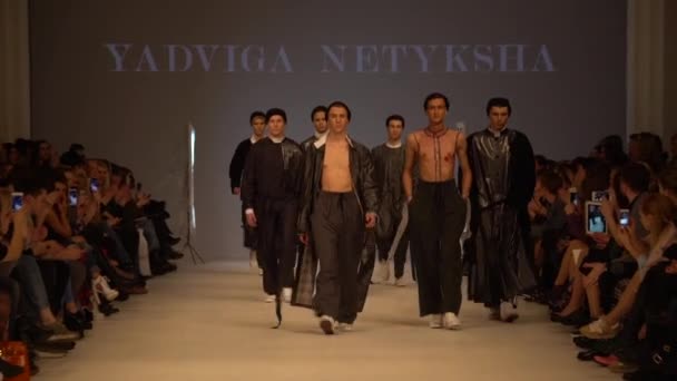 Desfile de moda. Grupo de modelos caminhando na passarela . — Vídeo de Stock