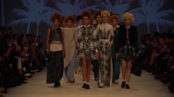 Modeshow. Groep van modellen wandelen op de catwalk. — Stockvideo