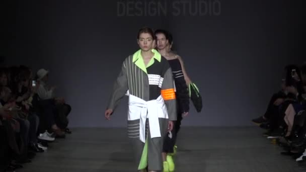 Fashion show. Group of models walking on the catwalk. — Stock Video