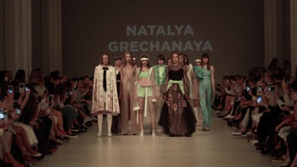 Défilé. Groupe de mannequins marchant sur le podium . — Video