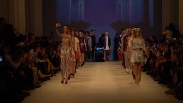 Modeshow. Groep van modellen wandelen op de catwalk. — Stockvideo