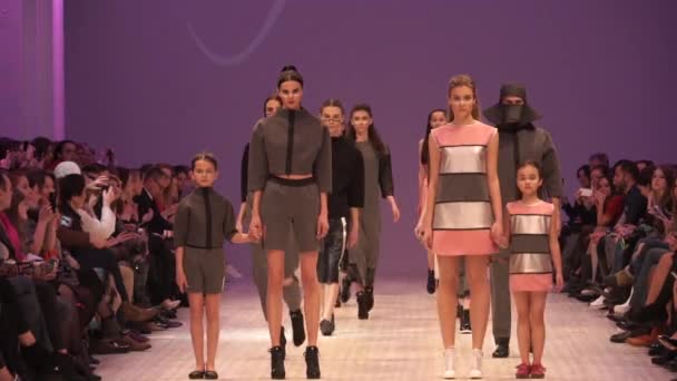 Desfile de moda. Grupo de modelos caminhando na passarela . — Vídeo de Stock