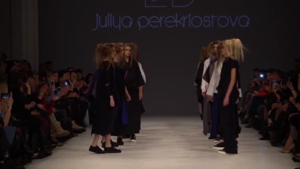 Modeshow. Groep van modellen wandelen op de catwalk. — Stockvideo