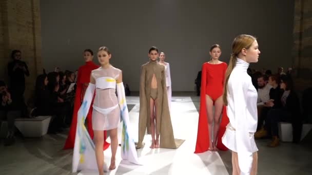 Défilé. Groupe de mannequins marchant sur le podium . — Video