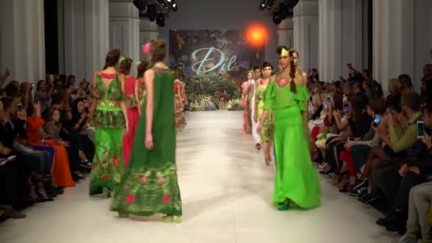 Desfile de moda. Grupo de modelos caminhando na passarela . — Vídeo de Stock