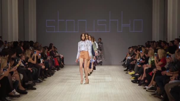 ファッションショー歩道を歩くモデルのグループ. — ストック動画