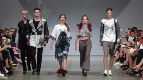 Modeshow. Groep van modellen wandelen op de catwalk. — Stockvideo