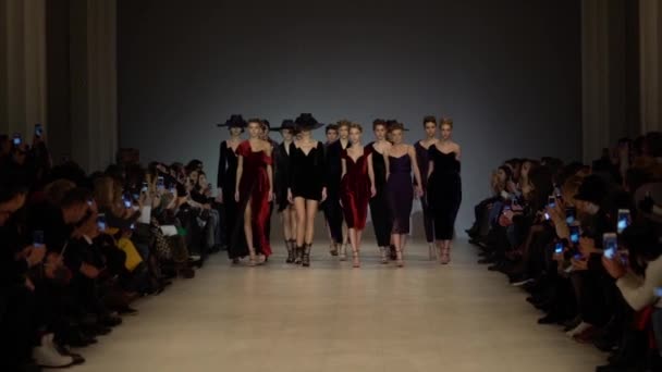 Шоу мод. Группа моделей, идущих по подиуму . — стоковое видео