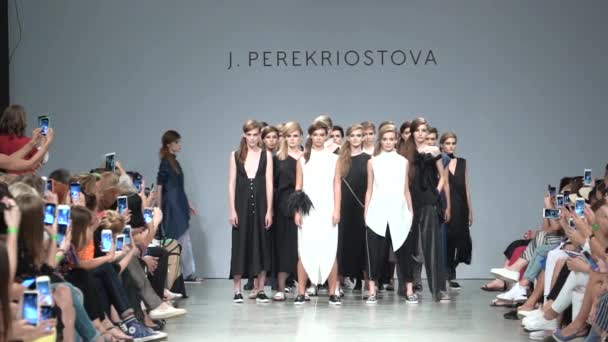 Défilé. Groupe de mannequins marchant sur le podium . — Video