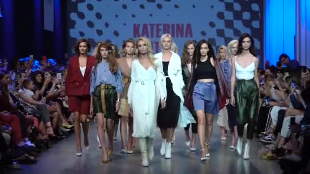 Modeshow. Groep van modellen wandelen op de catwalk. — Stockvideo