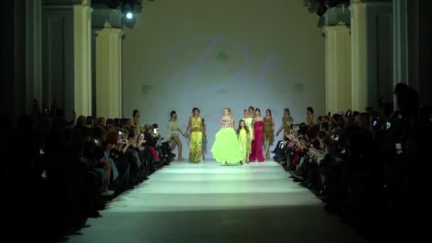 Modeshow. Groep van modellen wandelen op de catwalk. — Stockvideo