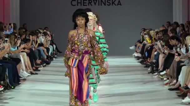 Modeshow. Groep van modellen wandelen op de catwalk. — Stockvideo