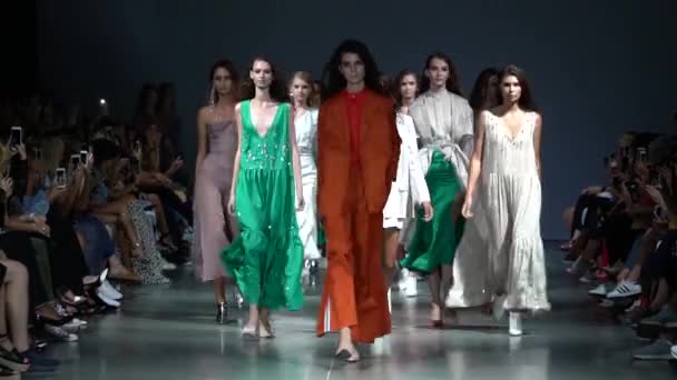 Sfilata. Gruppo di modelle in passerella . — Video Stock