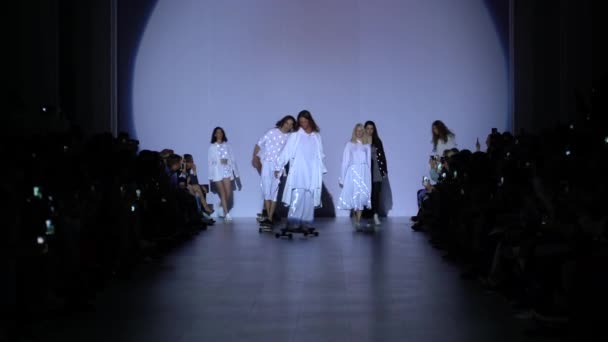 Modeshow. Groep van modellen wandelen op de catwalk. — Stockvideo