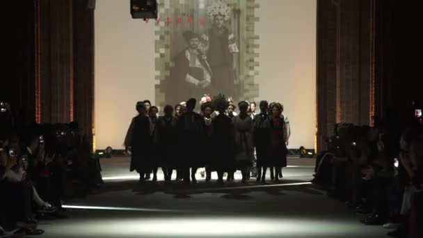 Muotinäytös. Ryhmä malleja kävelemässä catwalkilla . — kuvapankkivideo