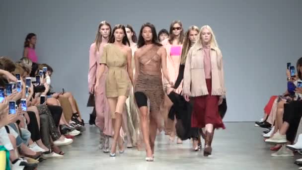 Défilé. Groupe de mannequins marchant sur le podium . — Video